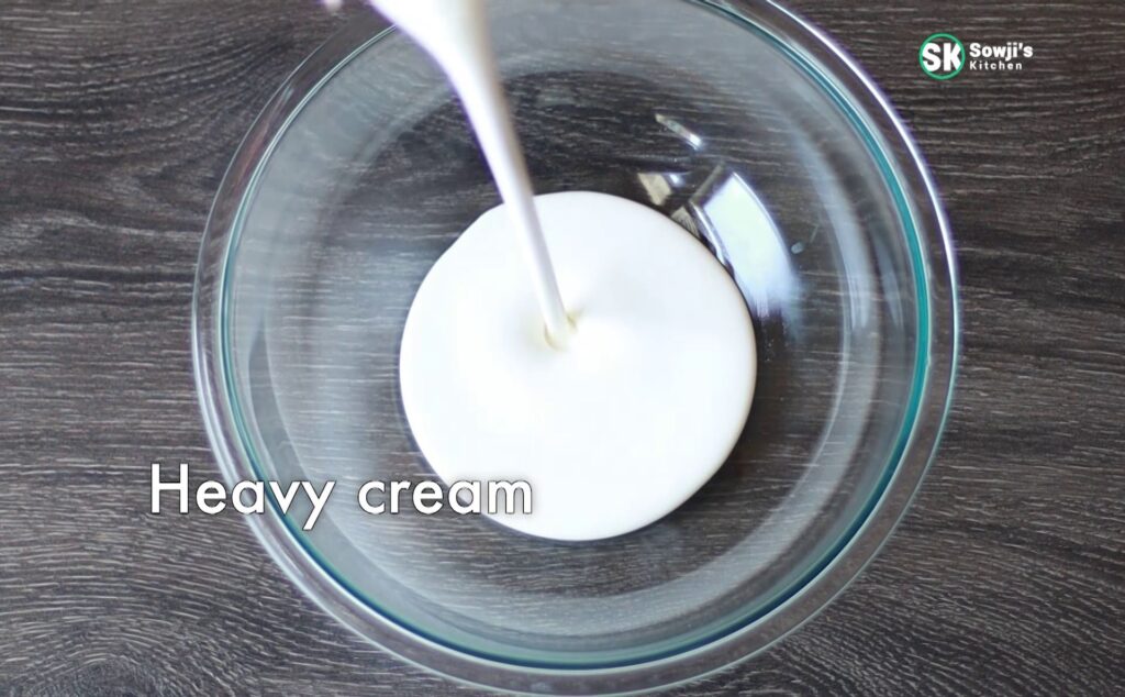 In a large bowl take fresh cream, or heavy cream.